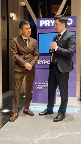 Kriptovalyuta bu kelajak moliya tizimi Bugungi kunda Dubayning yetakchi developer kompaniyalari kochmas mulk savdolarida kripto tolovlarini qabul qilmoqda Shunga qaramay ayrimlar hali ham harom qimor xavfli kabi bahslar bilan shubha ostiga qoyishmoqda Lekin tarix shuni korsatadiki har qanday innovatsiya avval qarshilik va tanqidga uchragan Elektr ham internet ham hatto plastik kartalar ham avval inkor qilingan keyin esa global standartga aylangan Bugun tanlov oddiy 1 Rivojlanayotgan texnologiyani inkor etib imkoniyatlarni boy berish 2 Yangi bilim va tajriba orqali kripto inqilobidan foyda olish Kriptovalyuta bu shunchaki alternativ tolov vositasi emas balki global iqtisodiy transformatsiyaning markazi