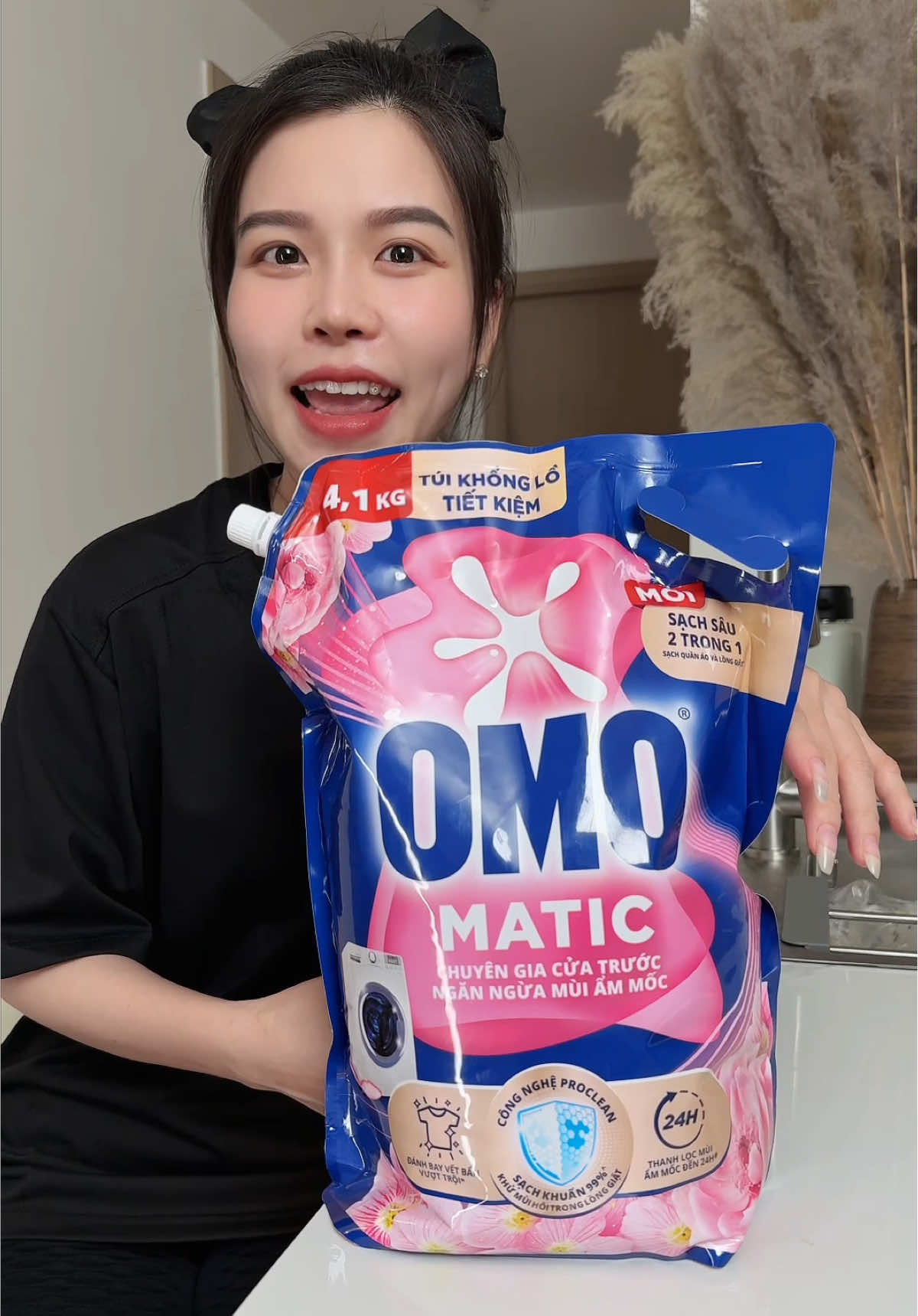 Nước giặt omo matic bịch lớn 4kg1 mấy chị sài tiết kiếm thì cũng lâu lắm nha. Giá đang có ưu đãi mấy bà săn hời nè. #nuocgiat #nuocgiatcaocap #nuocgiatomo #omomatic 