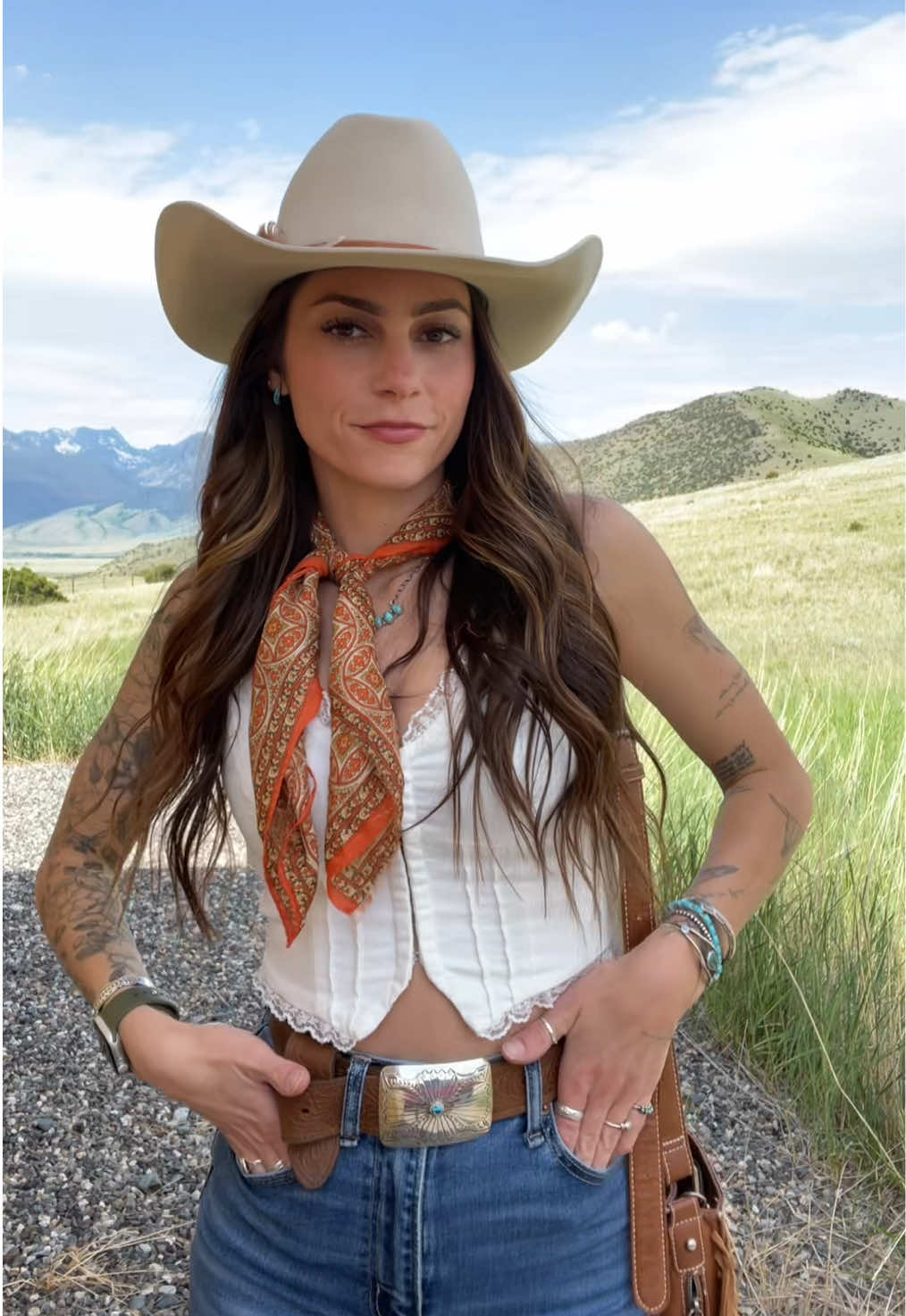 If my cartoon character had one outfit it’d be this (LTK 🔗 in bio) 🩵🤍🧡 #westernfashion #westernoutfits #westernstyle #montana #cowgirl 