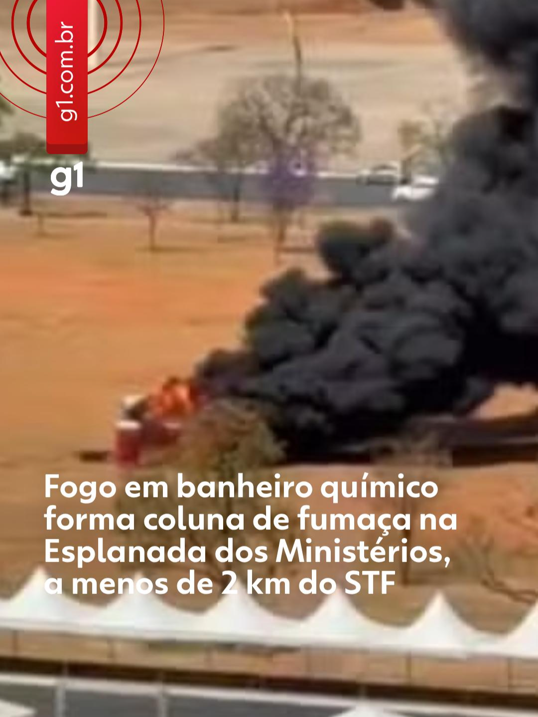 Próximo ao STF - Um incêndio em um banheiro químico formou uma coluna de fumaça preta na Esplanada dos Ministérios, em Brasília, na manhã desta terça-feira (9). As chamas atingiram um banheiro no gramado em frente ao Teatro Nacional, a menos de 2 km do Supremo Tribunal Federal (STF) - onde o julgamento de Bolsonaro acontece nesta manhã. O Corpo de Bombeiros está no local. Ainda não há informações sobre quem ateou fogo no local. Para saber mais, clique em 'leia o artigo' #g1 #tiktoknotícias #esplanadadosministérios #fogo #banheiroquímico #brasília
