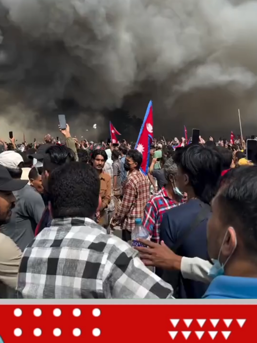 Sedikitnya 19 orang t*w*s setelah demo besar pecah di Kathmandu,Nepal, Senin (8/9).  Aksi dipantik larangan pemerintah yang memblokir 26 media sosial, termasuk FB, X, IG & YouTube. Massa menilai ini upaya membungkam kebebasan berekspresi. Situasi masih tegang, aparat siaga penuh. #Nepal #DemoNepal #Kathmandu  #NepalCrisis #MediaSosial 