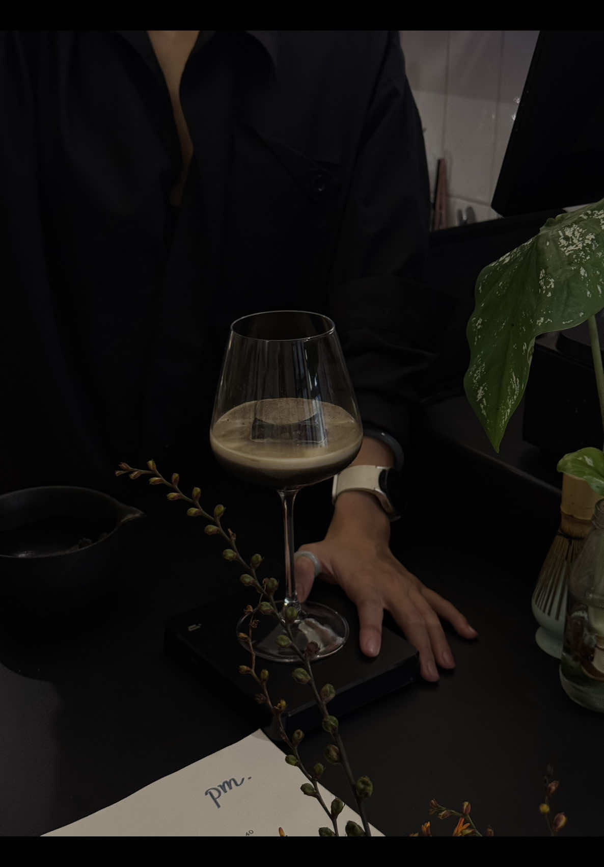 chúc em mỗi lần khóc nhè đều có thể vùi đầu vào một cái ôm để giọt nước mắt của em biết rằng nó xứng đáng được nâng niu thế nào để nỗi buồn không bị giấu dưới trái tim nhỏ bé, cùng với những nỗi đau.  #pmcoffeeandmatcha #pmcoffee #hojichacoldwhisk #hojichalatte #typ 