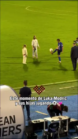 Las dominadas más especiales para Luka Modric 🥰 ⚽ ❤ Este momento tras el partido ante Montenegro. ¡FELIZ CUMPLEAÑOS! 🎂 (vía volimhrvatsku) #Modric #TikTokDeportes #birthday #viral #futbol