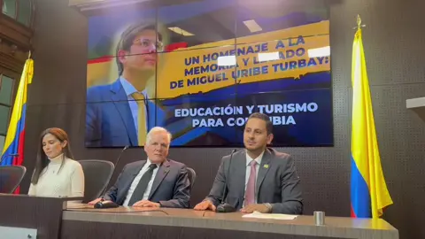 Hoy es un dia profundamente significativo. Nos inspira el legado de nuestro amigo Miguel Uribe Turbay, cuya visión y compromiso siguen marcando el rumbo de nuestro trabajo. En su memoria, hemos radicado en el Senado de la Republica dos importantes proyectos de ley enfocados en la educación y el turismo para todos los colombianos, iniciativas que veníamos construyendo junto a él. Con la autorización de su familia, y tal como lo anunciamos días atrás, hoy honramos su palabra y su sueño al volver a presentarlos. Nos acompaña su padre, Miguel Uribe Londoño, símbolo de fortaleza y de ese legado que nos impulsa a seguir adelante con la misma pasión y dedicación que Miguel siempre nos inspiró.