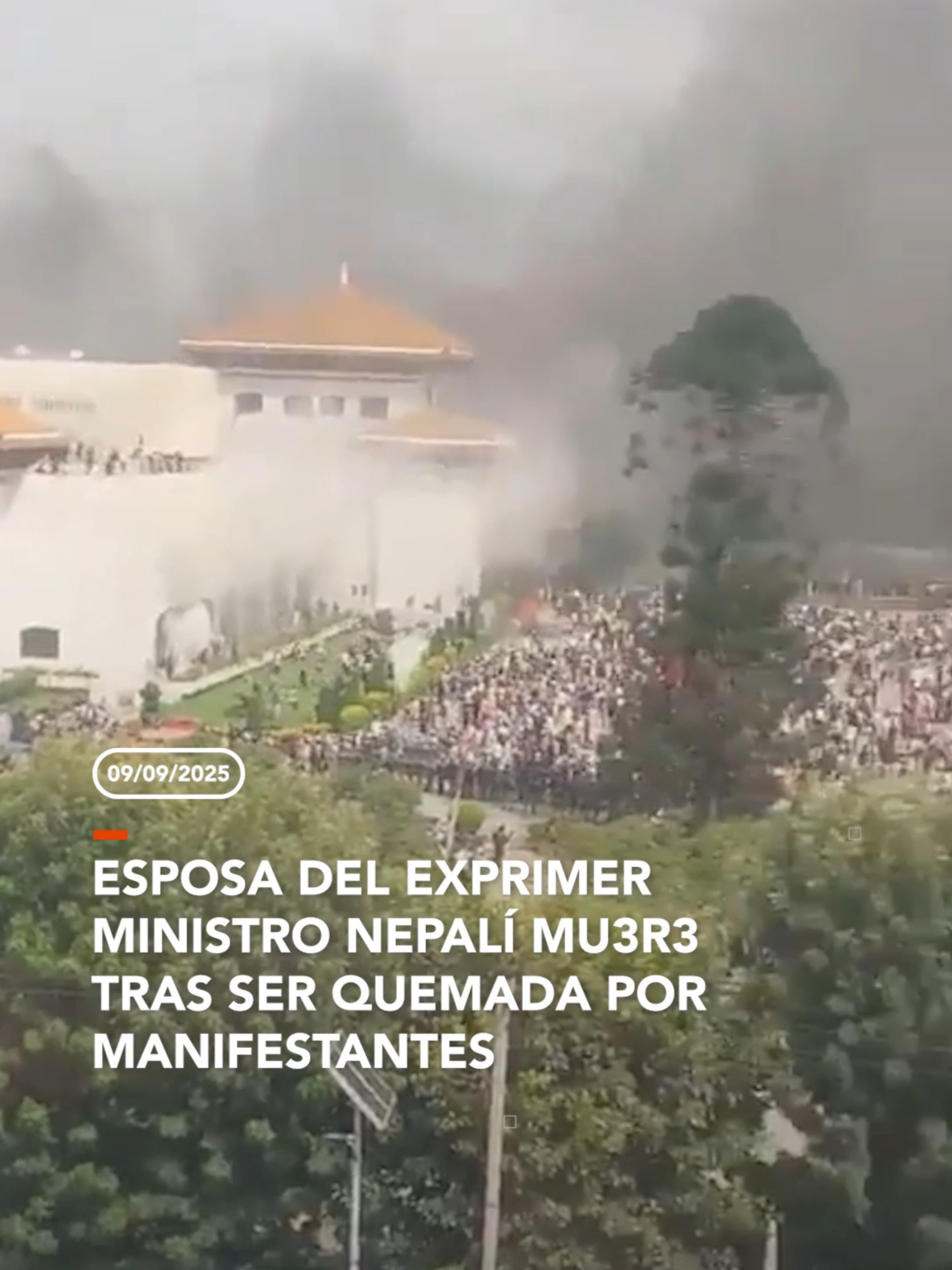 #Internacional | Manifestantes encerraron a la mujer en su vivienda y prendieron fuego al lugar. Fue llevada de urgencia al hospital, pero falleció debido a las graves quemaduras. Fuentes: Medios Internacionales ▶️ Más información en www.reduno.com.bo #Nepal #Protestas #Violencia #Tragedia