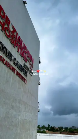 Underpaid pharmacist with overqualified camera skills🥲#pharmacist #drziauddinhospital #rainyday #hospitallife #fyp 