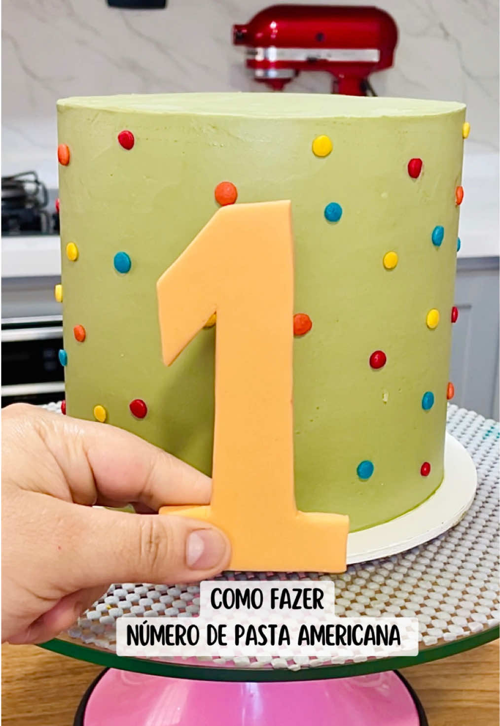 Como fazer números de Pasta Americana sem usar moldes e cortadores ✨ Essa técnica é maravilhosa e super fácil de fazer, com ela você pode fazer números, letras, e diversos apliques de Pasta Americana que vão valorizar e deixar a decoração do seu bolo mais linda e personalizada ❤️ . . . #buttercream #cake #confeitaria #pastaamericana #bolosdecorados 
