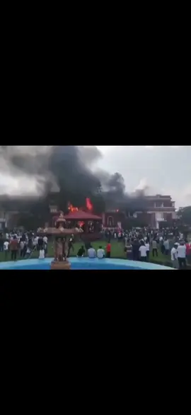 ‏نیپال میں ایک اور سرکاری عمارت کو آگ لگا دی گئی #BreakingNews #NepalProtest #public #nepal #followerseveryonehighlights 