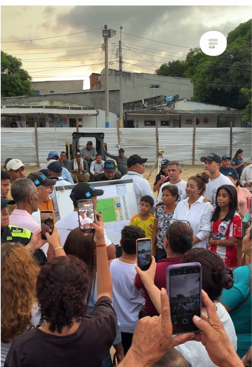 Tras 30 años de espera, la Ciudadela 20 de Julio celebró el inicio de la obra que renovará este emblemático espacio deportivo y recreativo. La cancha de los tubos, ícono deportivo de la Ciudadela 20 de Julio, será intervenida integralmente y se convertirá en el nuevo parque de los tubos. 👉 La obra, con inversión de más de mil millones de pesos, incluirá: ✔️ Cancha de fútbol sintética ✔️ Juegos infantiles ✔️ Zonas verdes y biosaludables ✔️ Kiosco comunitario ✔️ Iluminación y vías renovadas El alcalde Alejandro Char anunció que las obras comienzan esta semana y estarán listas en diciembre. La comunidad celebra la transformación que no solo impulsará el deporte, sino que también mejorará la seguridad, la convivencia y la valorización del sector. #NoticiasCoopercom #Distrito #Barranquilla #Ciudadela20DeJulio