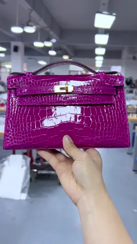 The longer you wear the better it be. #bag #handcraft #crocodile #leatherbag #lizard 