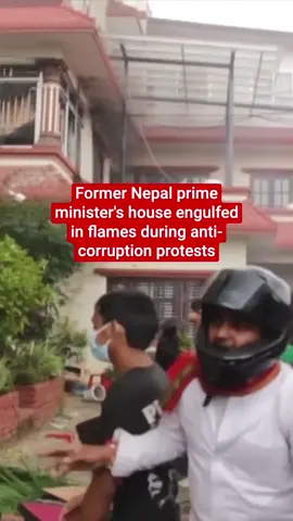 The house of Nepal’s former prime minister Sharma Oli was set on fire by anti-corruption protesters on Tuesday (9 September). Demonstrators were filmed breaking through windows in the property with bricks, before throwing furniture against the wall and setting it on fire. Click the link in bio for more 🔗