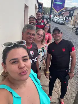💖👨‍👩‍👧‍👦 FAMÍLIA: NOSSO MAIOR TESOURO 💖👨‍👩‍👧‍👦 Nos momentos em que mais precisamos, é a família que se torna nosso pilar, nosso alicerce, nosso porto seguro. 🏠✨ É ela que segura nossa mão, nos dá força, nos abraça nos dias difíceis e celebra conosco cada vitória. 🎉💪 Eu tive a honra de viver momentos mágicos com meu pai, minha mãe, minha esposa, meus primos… com toda a minha família. ❤️💛 Momentos de alegria, de amor, de risadas que ecoam no coração, de histórias que se tornam eternas. 🌟💫 Cada instante é precioso, porque a vida passa rápido demais. ⏳ Não existe nada mais prazeroso do que estar ao lado das pessoas que te amam de verdade, que respeitam quem você é, que te apoiam nos desafios e celebram com você cada conquista. 🫂💖 E eu vivi isso. Senti essa força, esse amor, essa união que só a família verdadeira pode oferecer. E sabe o que é incrível? A emoção que sinto pela minha família é a mesma que sinto pela família atleticana. 🔴⚫ O torcedor atleticano é especial: apoia, vibra, incentiva e está junto em todos os momentos. ❤️🖤 Esse carinho é parte da minha vida, assim como o amor que tenho pela minha família pessoal. São laços que não têm preço, momentos que se tornam eternos. 🌟🙌 Estar perto de quem te ama, que reconhece seu valor, sua honestidade e sua índole… isso é ser verdadeiro. ✨💛 Não é preciso mentir, não é preciso fingir. A família ensina valores, e esses valores atravessam gerações — filhos, netos, bisnetos. 🌱💖 E é isso que torna cada instante tão mágico, tão especial, tão inesquecível. Isso é ser família. Isso é ser família atleticana. 🔴⚫🔥 Texto Paulo Marcos Dragolino #FamíliaAtleticana #AmorPeloDragão #UniãoDeTorcida #MomentosQueMarcam #AtléticoGoianiense 