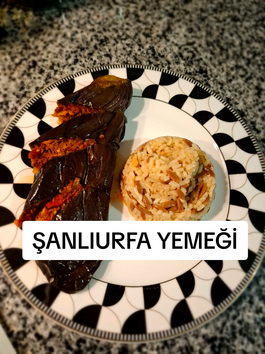 Urfa'nın efsanesi Kazan Kebabı Patlıcan ve etin en doğal haliyle buluştuğu bu yemek, damakta iz bırakıyor! 🥘✨️  Siz hiç urfa Kazan kebabını denediniz mi?🤗  ~ MALZEMELER~ 1 kase orta yağlı kıyma  4 adet patlıcan kebabı  2 adet orta boy soğan  2 adet domates  1 yemek k. biber salçası 1 tatlı k. pul biber (dilerseniz isot  da koyabilirsiniz) 1 tatlı k. Tuz  1 tatlı k. kimyon Yarım su bardağından az sıvıya 1 bardak su  Öncelikle Domates ve soğanları küp küp doğuyoruz bir tepsinin içine bunları koyup uzerine salça ve baharatları atıp karıştırıyoruz. Biraz yoğurur  gibi yapıp eti de üzerine alıp karıştırıyoruz.  Patlıcanların başını soyup hafif kestikten sonra  yan çizgi şeklinde kesiyoruz. 📌 Tamamen kesmiyoruz.  Arasına iç harcımızı  koyup kazana diziyoruz. Üzerine su ve yağını ilave edip üzerini tabak veya dolma taşıyla kapatıyoruz. Orta ateşte yaklaşık 45 dk pişiriyoruz.  AFİYET OLSUN👩‍🍳 #kazankebabı #urfamutfağı #FoodTok #yemektarifi #deliciousfood