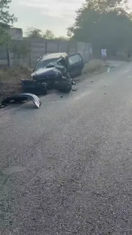 *ACCIDENT RUTIER ÎN AFARA LOCALITĂŢII GHINDENI* În această după-amiază, în jurul orei 17.00, Inspectoratul de Poliție Județean Dolj a fost sesizat cu privire la producerea unui eveniment rutier pe DJ 652, între localitățile Malu Mare și Ghindeni. La fața locului s-au deplasat polițiști din cadrul Biroului Rutier Craiova care au stabilit că un tânăr, de 26 de ani, din municipiul Craiova, în timp ce conducea un autoturism pe DJ 652, din cauze ce urmează a fi stabilite în urma cercetărilor, ar fi pătruns pe sensul opus de deplasare și a intrat în coliziune cu un autoturism condus de un bărbat, de 63 de ani, din orașul Balș, județul Olt. În urma evenimentului, conducătorul auto de 63 de ani și alți doi bărbați de 59 și 65 de ani, din orașul Balș, pasageri în autoturismul acestuia, au necesitat îngrijiri medicale fiind transportați la spital, conducătorul auto fiind preluat de elicopterul SMURD. De asemenea, și o tânără de 24 de ani, pasageră în primul autoturism a necesitat îngrijiri medicale, fiind transportată la spital.  Cei doi conducători auto au fost testați cu aparatul alcooltest, rezultatele fiind negative. În cauză, poliţiştii au întocmit un dosar penal sub aspectul săvârşirii infracțiunii de vătămare corporală din culpă, iar cercetările sunt continuate pentru stabilirea cu exactitate a împrejurărilor în care s-a produs accidentul.