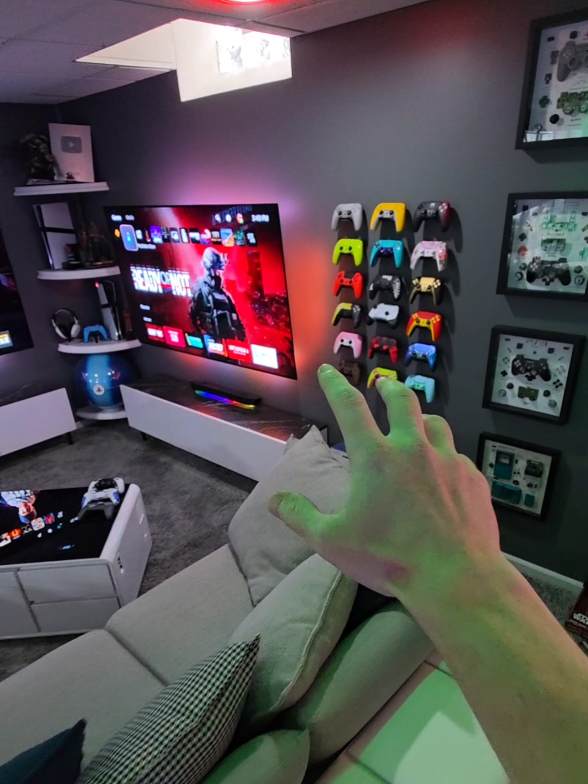 PS5 CONTROLLER STAND THAT LOOKS LIKE A HAND 🖐🎮 #gamingvideos #PS5 #gamer #GamingSetup #GamingOnTikTok 