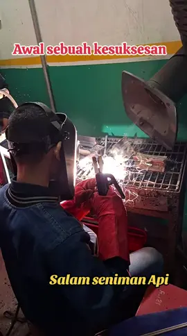 Karir seorang welder dapat berkembang dalam berbagai arah, tergantung pada keahlian, pengalaman, dan minat individu. Berikut beberapa jalur karir yang mungkin: 1. *Welder Spesialis*: Mengkhususkan diri dalam jenis pengelasan tertentu, seperti pengelasan pipa, pengelasan struktur baja, atau pengelasan otomotif. 2. *Inspektur Pengelasan*: Bertanggung jawab untuk memeriksa kualitas hasil las dan memastikan standar keselamatan terpenuhi. 3. *Supervisor atau Mandor*: Mengawasi tim welder dan memastikan proyek selesai tepat waktu dan sesuai standar. 4. *Pengajar atau Instruktur*: Mengajar teknik pengelasan di lembaga pelatihan atau sekolah kejuruan. 5. *Desainer atau Insinyur Pengelasan*: Mengembangkan desain dan spesifikasi untuk proyek pengelasan, serta memastikan bahwa desain tersebut dapat diimplementasikan dengan efektif. 6. *Manajer Proyek*: Mengelola proyek konstruksi atau manufaktur yang melibatkan pengelasan, termasuk perencanaan, penganggaran, dan pengawasan. 7. *Pemilik Usaha*: Membuka usaha sendiri sebagai kontraktor pengelasan atau penyedia jasa pengelasan. Untuk meningkatkan karir, welder dapat: - Mengikuti pelatihan dan sertifikasi tambahan - Mengembangkan keahlian dalam teknologi pengelasan terbaru - Membangun jaringan profesional - Meningkatkan kemampuan manajemen dan kepemimpinan Dengan pengalaman dan keahlian yang tepat, karir seorang welder dapat sangat memuaskan dan menguntungkan. #foryoupage #foryou #fyp #viral #welding @Lembaga Sertifikasi BNSP 