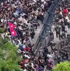 Nepal vive un momento definitorio. Este martes, K.P. Sharma Oli dejó el cargo de primer ministro tras una ola de protestas que expuso, con crudeza, el descontento social acumulado. La chispa fue el veto gubernamental a las redes sociales, pero el trasfondo refleja una molestia más profunda: la corrupción y la desconexión entre la clase política y la ciudadanía más joven. Durante dos días consecutivos, miles de jóvenes autodenominados Generación Z tomaron las calles de Katmandú y otras ciudades. Lo que comenzó como manifestaciones pacíficas terminó en choques con la policía, con un saldo doloroso: 19 muertos y más de 300 heridos. La indignación alcanzó niveles extremos cuando fueron incendiadas la residencia privada de Oli, viviendas de líderes políticos y el propio Parlamento. Frente a este escenario, el primer ministro optó por dimitir, abriendo paso a una transición bajo la Constitución. Su salida no solo responde a la violencia de las protestas, sino al eco político que deja claro el peso de una juventud que, por primera vez en décadas, logró doblegar a un gobierno desde las calles. La renuncia de Oli no cierra la crisis, pero inaugura un nuevo capítulo: el de un Nepal en el que la juventud se consolida como fuerza política decisiva.