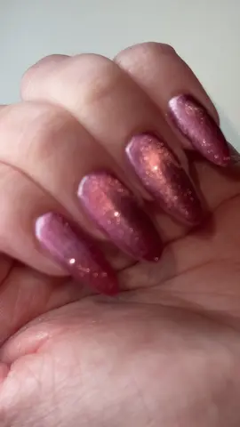 Eu simplesmente não fico sem esse verniz!  Ele deixa a esmaltação com um brilho espelhado e duradouro, além de ser fácil de aplicar e secar super rápido! 😮‍💨💘 Garanta o seu no Mercado Livre: MAINA0-FPN9 @Mercado Livre   #MercadoLivre #DataDupla #nails #unhas #esmalte