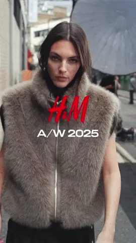H&M A/W 2025 brengt het rebelse zelfvertrouwen van Britse ‘90s-iconen helemaal terug