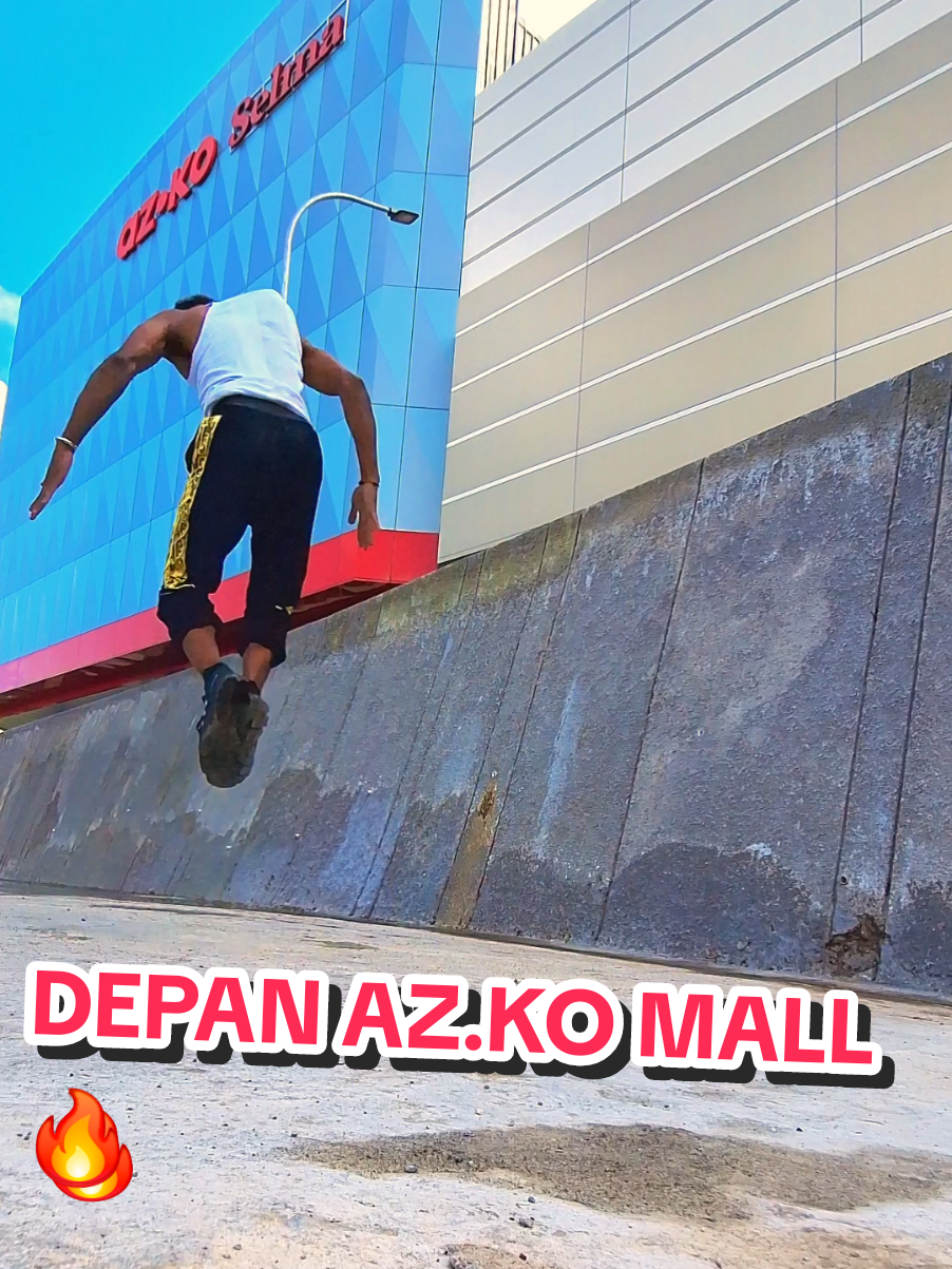 Main depan Az-Ko Mall 🔥🙏😱😱#HitsPapua #Sorong #Fyp #Parkour #Parkourpapua2025 