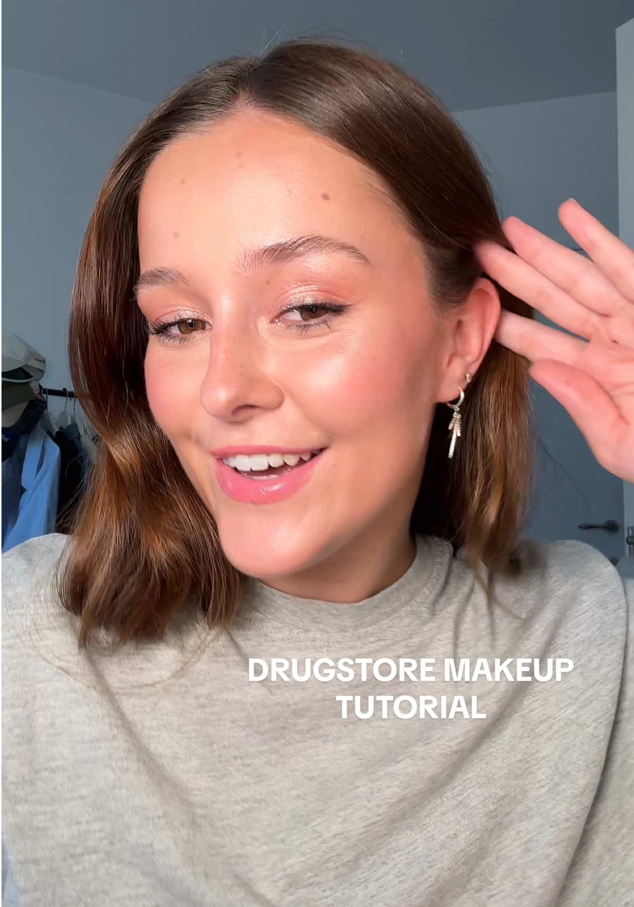 Publiciteit | @kruidvat.belgie is er voor alle beauties van België! Super veel leuke merken met elks ook een heel uitgebreide collectie aan goede kwaliteitsvolle en betaalbare producten 🥰 Love that for us!  Ik heb met mijn favoriete en nieuwe producten deze sugar plum fairy makeup look gemaakt. 🩷🌸  Producten in deze video: • Beauty of Joseon - rice milk  • e.l.f. - lip balm - peach  • L'Oréal - glotion - medium  • Mco beauty - Flawless glow - 4  • Maybelline concealer -  • Kruidvat - jelly glaze - Strawberry flirt / peach splash • e.l.f. - Halo glow powder - Light neutral  • Bourjois - bronzer - medium/deep • Bourjois - highlighter - champagne • e.l.f. eyeshadow - white hot • NYX - epic ink liner - dark chocolate • L'Oréal - paradise big deal mascara  • NYX - face glue setting spray  • NYX - duck plump lipliner - Pinkjection • Maybelline - Filter glaze - pink drip  • L'Oréal - plump ambition lip oil - Milky nu • Real techniques - concealer en bronzer borstel  #kruidvat #sugarplumfairymakeup #glowymakeup #drugstoremakeup