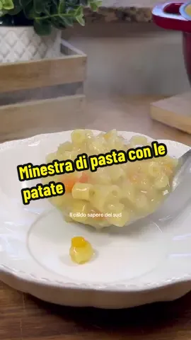 Ingredienti per fare la minestra di pasta e patate 500 g pasta (corta) 150 g cipolla 120 g carota 2 coste sedano 400 g patate (già pelate) q.b. olio extravergine d’oliva 1.5 l brodo vegetale q.b. sale (se necessario) 100 g Grana Padano grattugiato (o parmigiano) q.b. pepe nero 1 rametto rosmarino #ilcaldosaporedelsud 