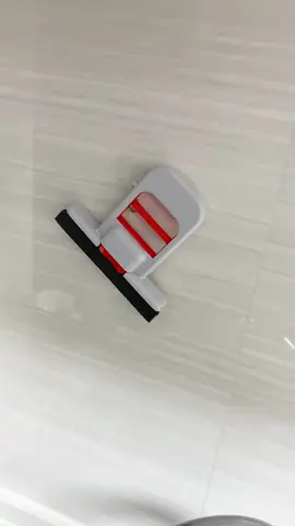 This mini mop is a GAME CHANGER for quick cleanups! 😱  #HomeHacks #CleaningTok #tiktokmademebuyit #LifeHacks #musthave 