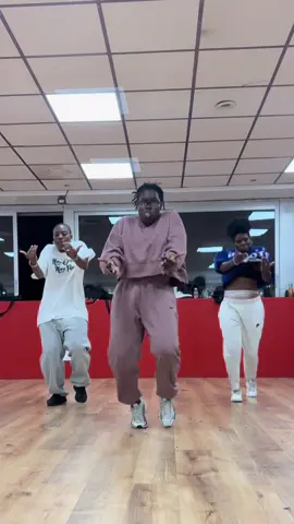 La reprise 🥰 🧠 @kinzy avec les copines @chelsea_alr @Vaïniane 🫶🏾🔥 📍 MRG (la maison)