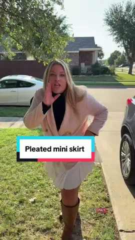 Adorable pleated mini skirt perfect with so many outfits this season! #pleatedskirt #skirts #skirt #plussizefashion #miniskirt 
