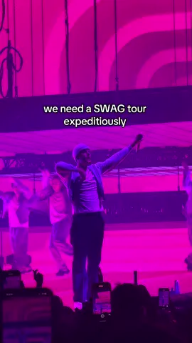 why is he on beat tho? we need a JB tour 😭 throwback to Justice tour  #swag @Justin Bieber 