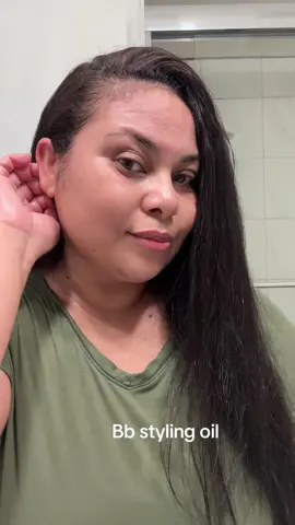 Bb styling oil 👩‍🦱 @Bumble and bumble.  Un aceite para peinar. Estilos infinitos. Para una lista de reproducción de estilo sin fin. Evita las puntas abiertas, elimina el encrespamiento y mejora el brillo del cabello con este aceite sin silicona para cabello seco hecho para usar solo o mezclar + capa con tus estilizadores favoritos para empujar los límites de tu estilo y convertirte en el DJ de tu lista de reproducción de looks. Impulsado por una mezcla de aceites hidratante y antiencrespamiento, este aceite de peinado ligero y de acabado seco también ofrece protección contra el calor de 450ºF/232ºC. Es el aceite capilar ligero perfecto para el cabello seco para agregar a su rutina de peinado para mantener los golpes. #hairoil #bumbleandbumble 