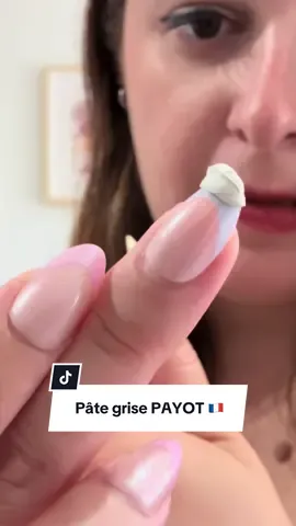 Voici la pâte grise de Payot que je vais offrir à ma soeur pour son acné. Elle doit se mettre sur les boutons de façon locale et laisser agir toute la nuit. Elle aide à l'anti inflammation et la matification de la peau avec un effet antiseptique. #payotskincare #acneskincare #peaugrasse #soindelapeau #boutonpercé 