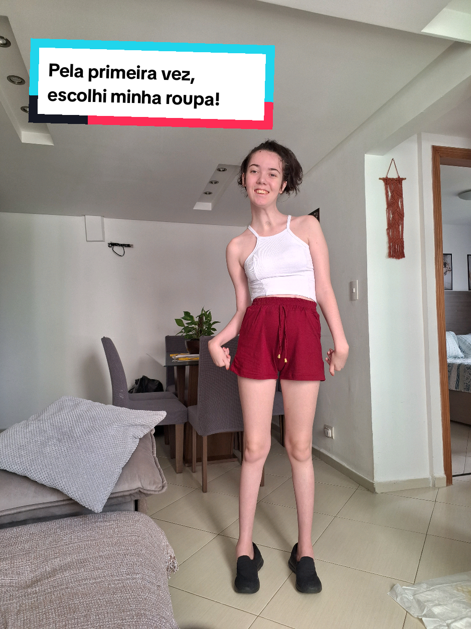 Escolher minha própria roupa hoje foi um pequeno ato de liberdade. Não foi fácil, mas mesmo assim decidi tentar. Porque, às vezes, a coragem está nas escolhas mais simples! E você, qual pequena vitória celebrou hoje? 💬 ... #superação #conquista #motivação #doencadewilson #fyp 