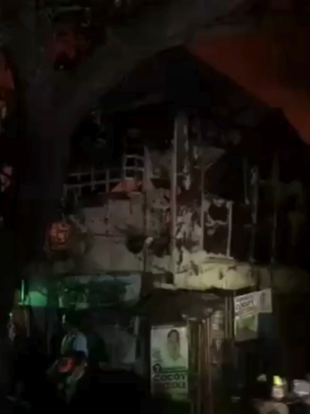 Pasado 10 PM nitong Martes, September 9, tuluyan nang naapula ng mga bumbero ang sunog na sumiklab sa isang residential area sa Barangay Culiat, Quezon City. Sa video mula kina YouScooper Edward Quezada & Jonathan, makikita na naapula na ang kaninang naglalagablab na apoy mula sa mga kabahayan. Halos matupok daw lahat ng bahay dahil gawa ang mga ito sa light materials. Pansamantalang nakikituloy naman daw muna ang ilan sa mga residenteng nasunugan sa kani-kanilang mga kaanak. #YouScoop Courtesy: YouScooper Edward Quezada & Jonathan #GMAIntegratedNews