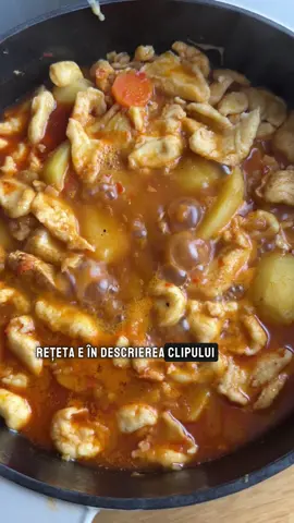 🟢 Tocana de pui cu cartofi și găluște de făină e foarte ușor de făcut și e absolut delicioasă! ✅Ingrediente: 300 g piept de pui 1 kg de cartofi 1 morcov 1 ardei ¼ țelină mică ½ ceapă (medie) 4 lingurițe boia dulce (de bună calitate) 2 lingurițe pastă de roșii 2 linguri ulei Sare, piper 1 litru de apă ✅Pentru găluște: 2 ouă puțină sare 4 linguri făină 1️⃣Am călit ceapa în două linguri de ulei cu puțină sare, apoi am adăugat țelina, morcovul și ardeiul. Le-am călit și pe ele câteva minute apoi am adăugat pieptul de pui tăiat cubulețe. 2️⃣Am pus apă și am lăsat totul să fiarbă la foc mic. Apoi am adăugat boia dulce, cartofii și am potrivit gustul cu sare și piper. Este important ca boiaua să fie de bună calitate. Ea va da gustul tocanei. 3️⃣Am mixat ouăle cu puțină sare și făină, iar când cartofii au fost fierți, am adăugat puțină pastă de roșii. (puteți adăuga mai multă , sau deloc, după gust) 4️⃣Cu o linguriță am adăugat pe rând găluștele și le-am lăsat să fiarbă câteva minute, tot la foc mic. Pentru ca aluatul să să se desprindă ușor, la început înmuiați lingura în zeamă. Noi mîncăm tocana cu murături! Poftă bună! #confortfood #EasyRecipes #retete #retetesanatoase #reteteculinare     