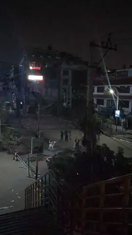 बानेश्वरस्थित राष्ट्रिय वाणिज्य बैंक लुट्न पसेकाहरुलाई नेपाली सेनाले नियन्त्रणमा लिएको छ।जसमा ६,७  राउण्ड फायर पनि प्रयोग भयो। साथै काठमाडौँका धेरै ठाउँमा पनि सेना परिचालन भइसकेका छन्। Nepal Army on the way. जेन जि को नाममा आतङ्क न मच्याम 🙏