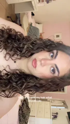 The grown out balayage isn’t giving anymore & I don’t wanna cut layers until the lengths a little longer 😩 #hairtips #curlyhair #curlyhairproblems #hairsuggestions 