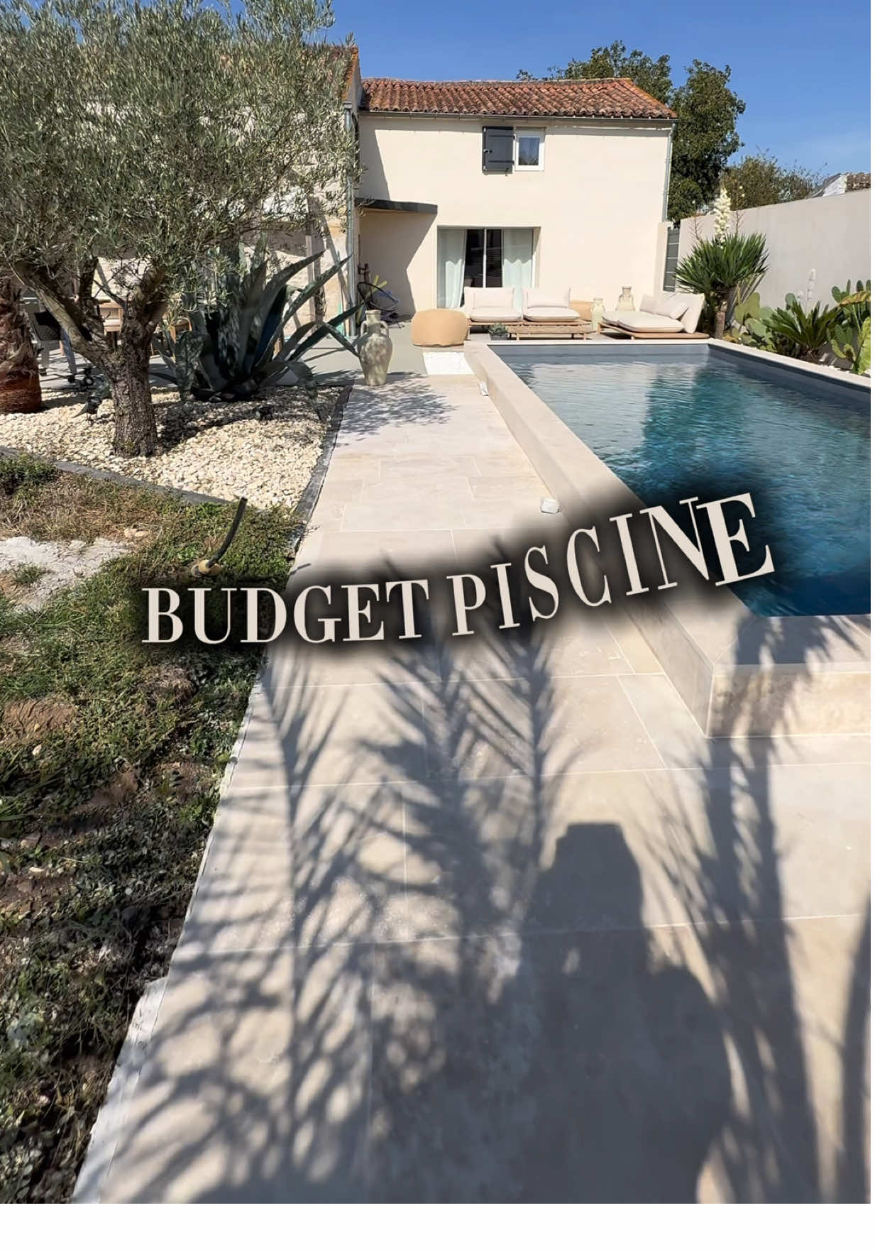BUDGET PISCINE 💰  La vidéo que vous attendiez tous depuis un bon moment.. alors vous, vous attendiez à ce prix là ? 🔥  On peut dire que c’est une piscine à petit budget ?!  Pour vous raconter un peu l’histoire, nous avons beaucoup hésité avant de nous lancer dans cette auto-construction, à chaque étape, il y a eu des peurs et des remises en question. Beaucoup de temps consacré, d’énergie et de fatigue pendant ces 3 mois intensifs qui ont été très difficiles à gérer parfois. Mais, grâce à la sueur de nos fronts et à notre détermination, ce projet tant rêvé a vu le jour petit à petit 🥹 Aujourd’hui, en voyant ce résultat incroyable, nous sommes tellement fiers du travail accompli 😱 Je suis surtout et encore tellement fier de LUI pour tout ce travail réalisé ♥️ Alors, prêts à vous lancer ?  Piscine de 7x3m avec une plage de 80cm.  Vous avez des questions, n’hésitez pas 🫶🏼 #budgetpiscine#piscine#piscineprivée#autoconstruction#autoconstructionpiscine 