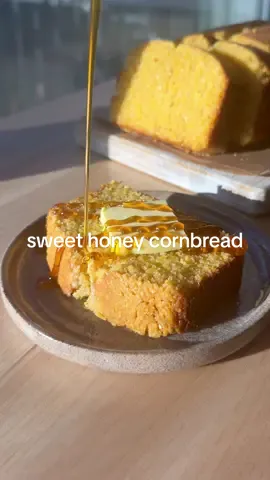 sweet honey cornbread🍯 perfect with a cozy fall soup or even your game day chili😮‍💨  #honeycornbread #sweetcornbread #cornbreadrecipe #cornbread 