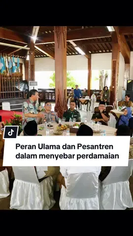 Dalam sambutannya di hadapan ribuan jamaah Jam’iyyah Thoriqoh Syadziliyyah, Gubernur Ahmad Luthfi memberikan ajakan agar seluruh elemen pesantren  dari pengasuh hingga santri merapatkan barisan dalam menyebarkan penerangan yang sejuk kepada masyarakat. Pesan ini ditekankan sebagai bagian dari upaya menjaga persatuan dan ketertiban di tengah tantangan sosial yang semakin kompleks.  Gubernur melihat pondok pesantren sebagai pusat pembinaan akhlak dan spiritualitas yang berpotensi besar menjadi penyejuk di tengah gejolak sosial. Beliau percaya bahwa melalui pendekatan dakwah yang lembut dan damai, masyarakat bisa diarahkan untuk saling menghargai, menjaga harmoni, dan menjauhkan diri dari konflik. @Ahmad Luthfi #ahmadluthfi #tajyasin #jateng #pesantren #ulama 