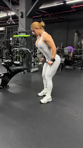 Back Workout 🏋🏼‍♀️  Como siempre digo; la espalda es uno de mis músculos favoritos, es esa parte del cuerpo que da esa simetría (hourglass shape) para lucir un cuerpo más balanceado y estético. 🤩 ##fitnesstips #backworkout #madeinruttyfit #Fitness #peachperfect 
