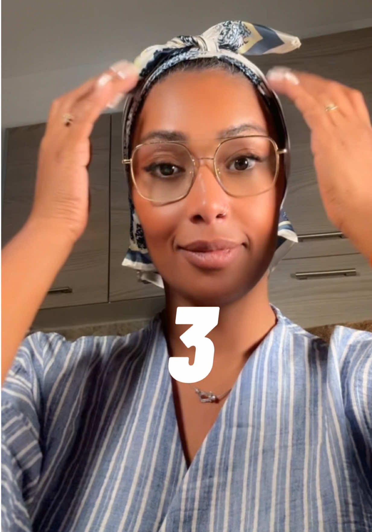 Which one ?  5 façon stylées de nouer son foulard dans les cheveux 🎀 @Zayenne_  #scarfhack #differentstyle #outfit #fashion #fyp    