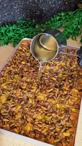 ✨ الهريسة النبكية على أصولها وأسرار نجاحها 🍯 📌 المقادير: 3 كوب سميد خشن 1 كوب ونصف سكر 1 كوب ونصف ماء ساخن 2 ملعقة كبيرة سمن حيواني 1 ملعقة صغيرة بيكنغ باودر نصف ملعقة صغيرة بيكربونات الصوديوم 🍯 مقادير القطر (الشيرة): 2 وربع كوب سكر 2 كوب ماء عصير نصف ليمونة أو ربع ملعقة صغيرة ملح الليمون #الهريسة #الهريسة_النبكية #حلويات_شامية #وصفات_رمضانية #حلويات_شرقية    