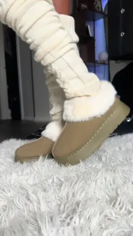 I’m super obsessed 😍😍  #platformslippers #furslippers #fallslippers #uggs #armygreen 