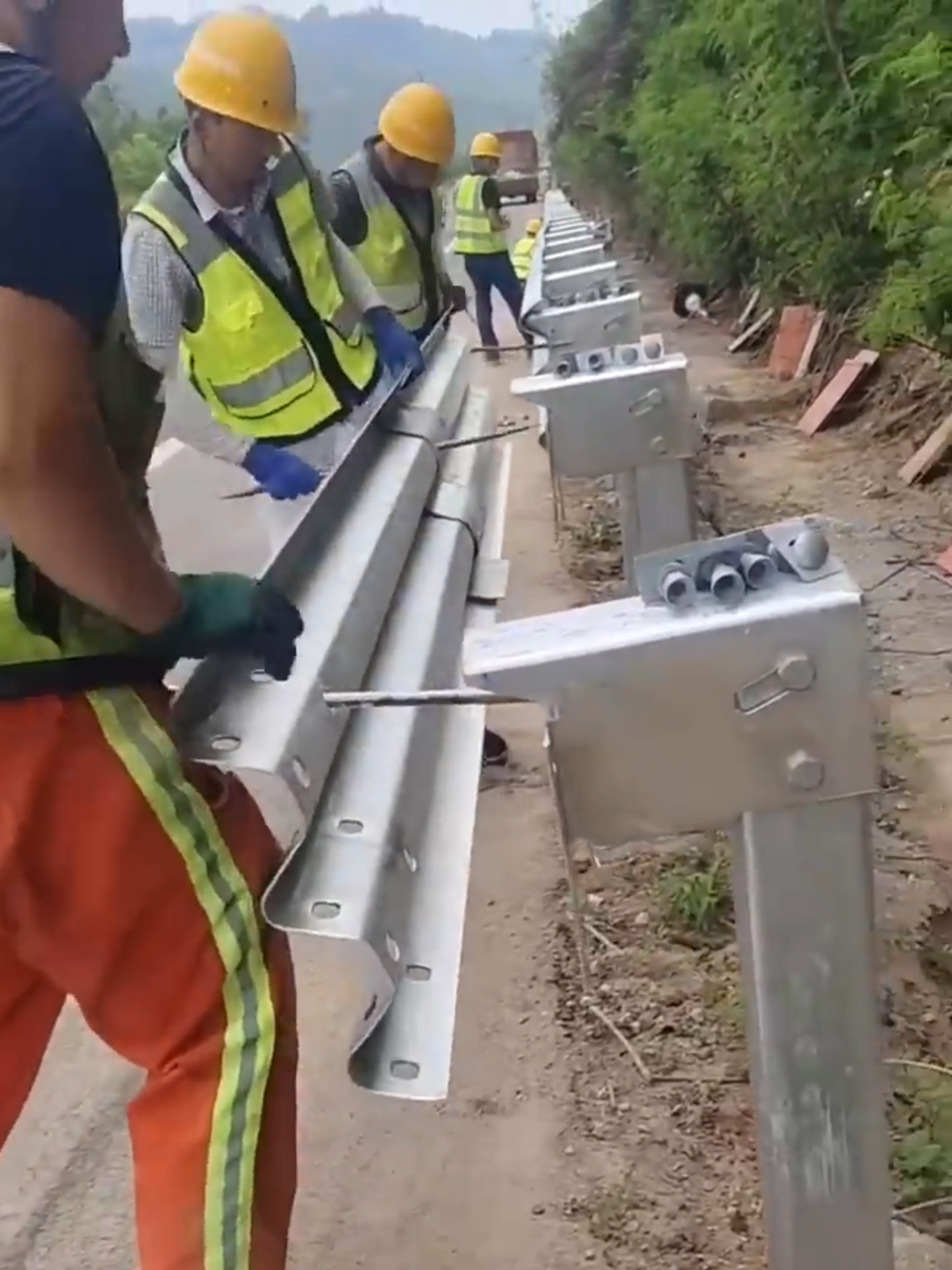 Highway guardrail installation, good craftsmanship and tools can improve work efficiency