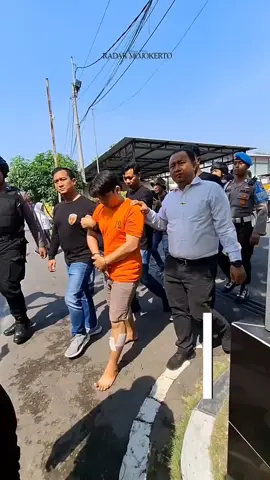 Alfi Maulana (24) pelaku mutilasi yangmembuang potongan tubuh pacarnya sendiri di Sendi Pacet dihadirkan saat rilis di mapolres Mojokerto, Senin (08/9). Pelaku mengaku jengkel dengan almarhumah yang kerap menuntut gaya hidup tinggi. ---------------------------------- Selengkapnya Baca:  radarmojokerto.jawapos.com ---------------------------------