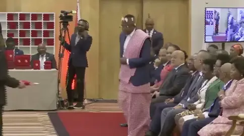 MOMENTOS: 👉 Eddy Tussa “Príncipe do Semba” condecorado pelo presidente da República, João Lourenço, no quadro das celebrações dos 50 anos de independência do país.
