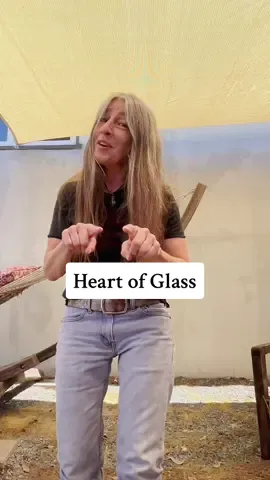 I'm back with another 100 vintage T-shirts! I've been working hard the past week, buying and selling and moving forward joyfully. I hope you've all been well! #genx #blondie #heartofglass #music #lipsync