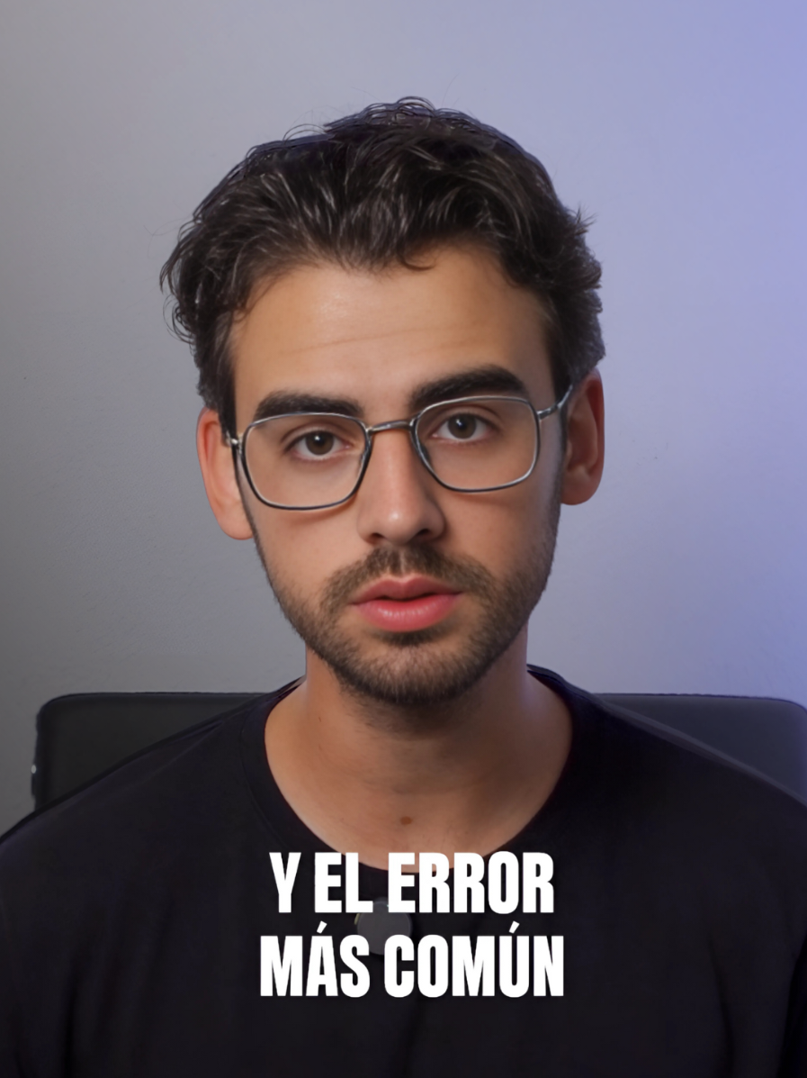 La lección que más me costó entender en ciberseguridad. No te la enseñan en YouTube. No te la dan las certificaciones. Ni siquiera los cursos caros. Solo te la da la experiencia real: Pasa más tiempo entendiendo la amenaza que reaccionando a ella. Porque si solo ejecutas comandos como autómata… nunca vas a ver el cuadro completo. Y te vas a perder el verdadero juego: anticipar y proteger. La diferencia entre un junior que reacciona y un profesional que domina está en el contexto.