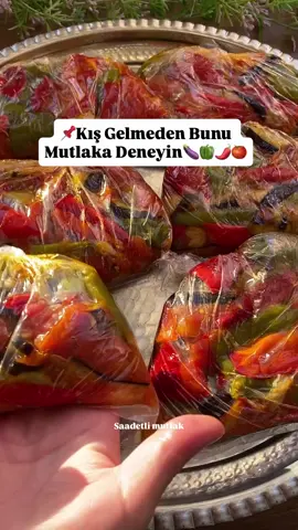 Merhabalar Destekleriniz videolarımın devamı için çok kıymetli, akışa düşmem için izlerken beğenilerinizi esirgemeyin lütfen Kışlık hazırlık serisinin bir yenisi ile geldim; soslu patlıcan biber / şakşuka En sevdiğim hazırlıklardan birisi Hemen tarife geçiyorum 6-7 tane büyük patlıcan 8-9 tane köy biberi ya da sivri biber 5-6 tane büyük kapya biber malzemeleri istediğimiz boyutta doğrayıp hepsini ayrı ayrı kızartıyoruz büyük bir tepsiye alıyoruz. Domates sosu için; 2 3 kg domates 3 - 4 diş sarımsak 4-5 yemek kaşığı zeytinyağı (ya da herhangi bir sıvı yağ) 2 3 yemek kaşığı sirke 2 3 yemek kaşığı şeker Tuz Domatesleri doyup küp küp doğrayıp yağda kavuralım, ezilmiş sarımsağı da ilave edip 15 dakika kadar kavurmaya devam edelim.Sebzelerin üzerine dökelim sosla iyice karıştıralım.soğutup poşetleyip buzluğa atıyoruz.Buzluktan çıkarınca tavada biraz ısıtıp üstüne maydanoz ve limon ilave edip servis ediyorum. Soğuk da servis edebilirsiniz her türlü çok lezzetli. Hatta maydanoz ve limon eklemeyip üstüne sarımsaklı yoğurt da dökebilirsiniz. Kahvaltıya, gün menülerine, yemek yanlarına çok yakışıyor. Mutlaka deneyin. Deneyecek olanlara şimdiden kolay gelsin, başka kışlık hazırlık videolarında görüşmek üzere #kışlıkhazırlıklar #kışlıkhazırlık #kışlıkhazırlıkları #kışhazırlıkları #kışhazırlıkları 